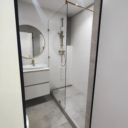 M&d White Great Britain Apartment